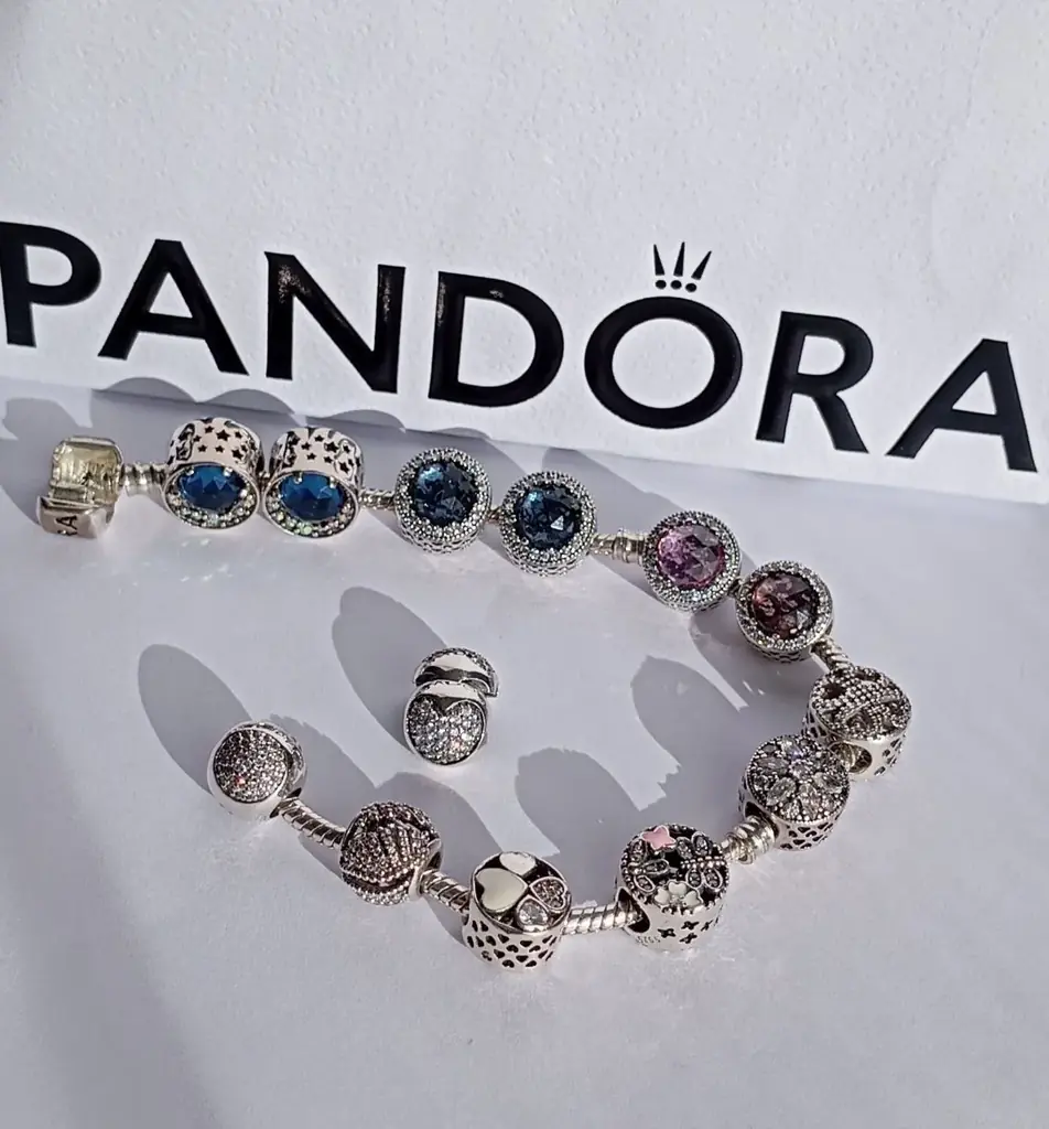 Оригинальные шармы Pandora в хорошем состоянии.