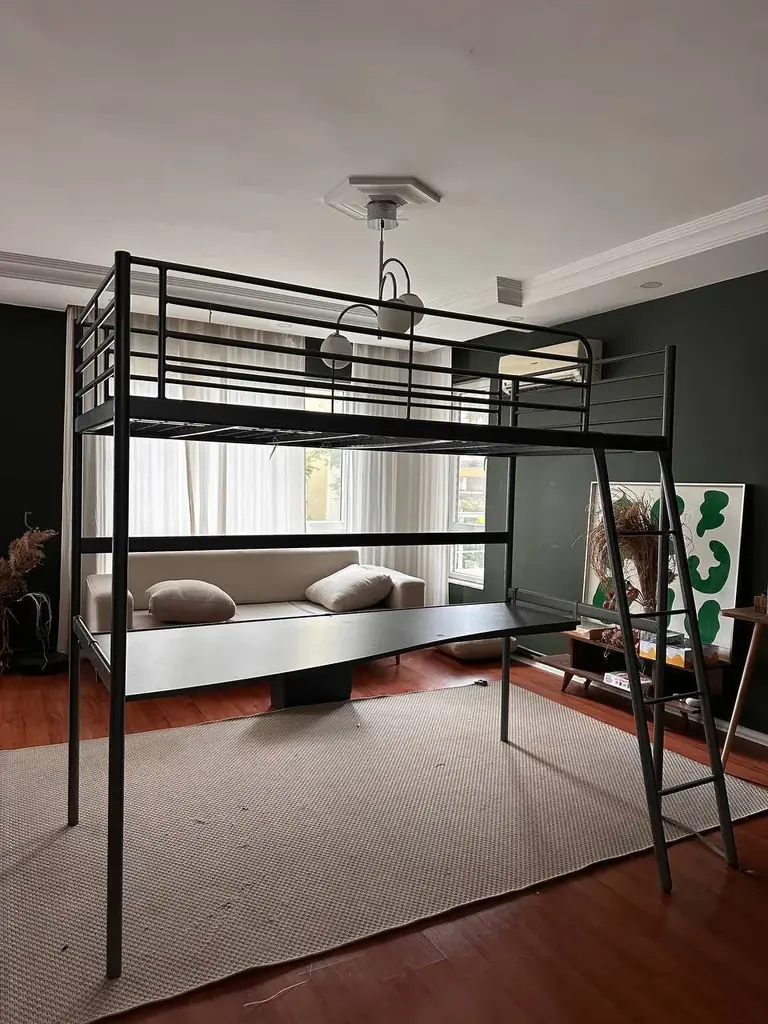 Двухъярусная кровать IKEA со столом — идеальный вариант для школьника