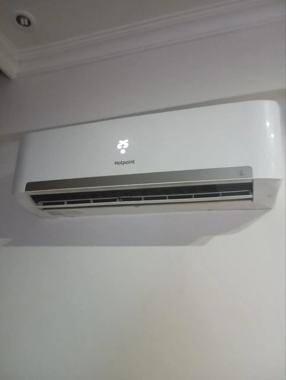 Продам кондиционер Hotpoint 12000 btu lnverter, 13000 лир.Торг уместен.Лиман.