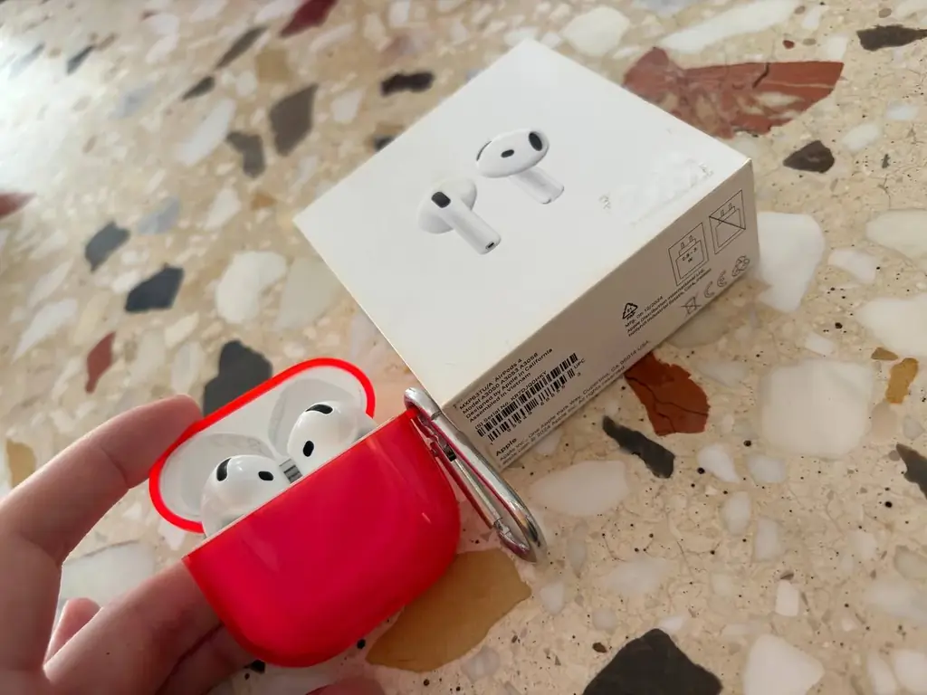 Продаю оригинальные Apple AirPods 2,в отличном состоянии, были в использовании 2 месяца.