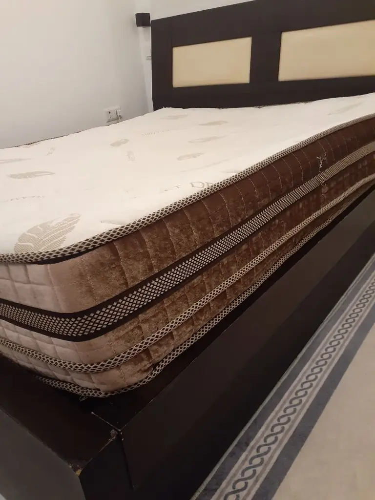 Продам двухспальную кровать в комплекте,  матрас 25 см толщиной, 160×200. Самовывоз. 2000 лир