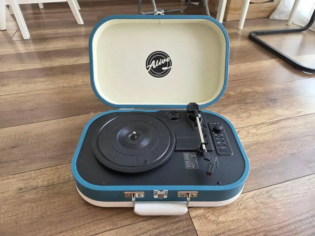 Продам виниловый проигрыватель Alive Audio VINTAGE Cold Wave c Bluetooth. Без пластинок. В идеально…