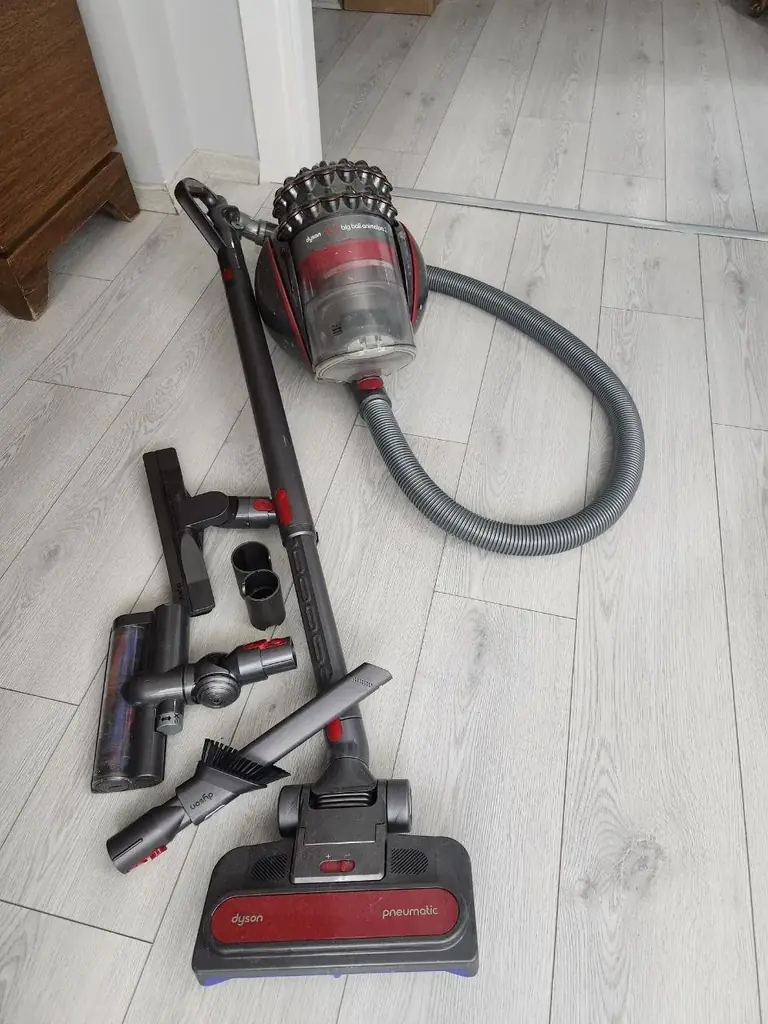 Продам в хорошем состоянии Dyson пылесос в хорошем состоянии. Стоимость 3.000 тл.