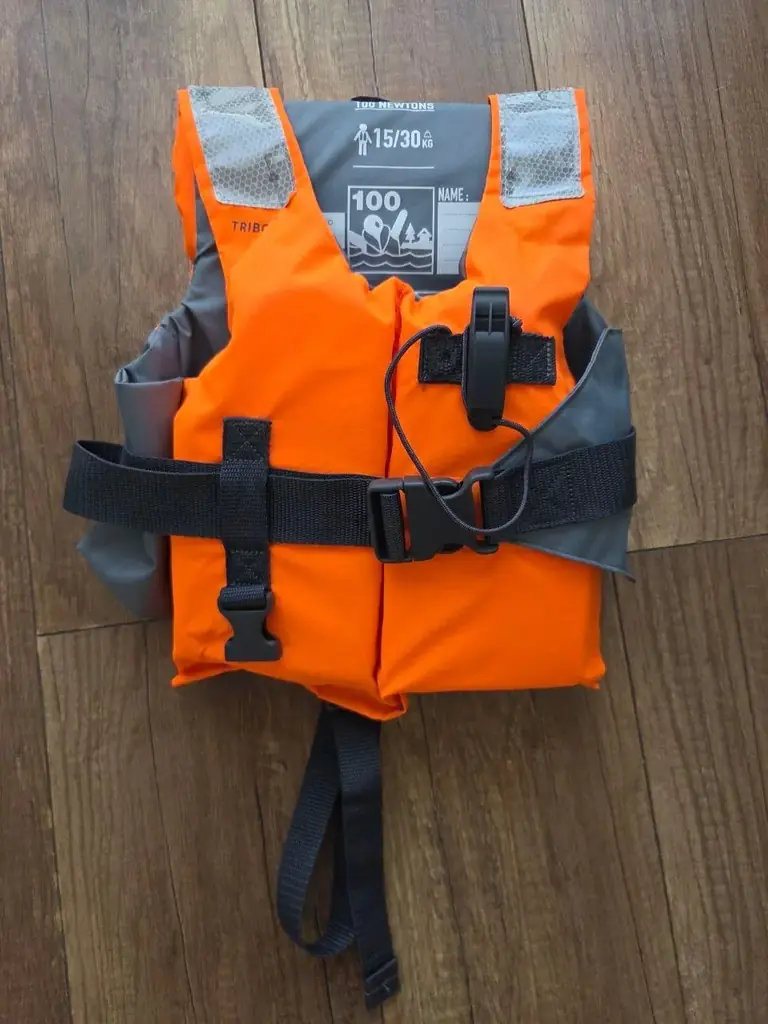 Продам детский спасательный жилет Tribord LJ100N Easy Decathlon 15-30 кг в идеальном состоянии