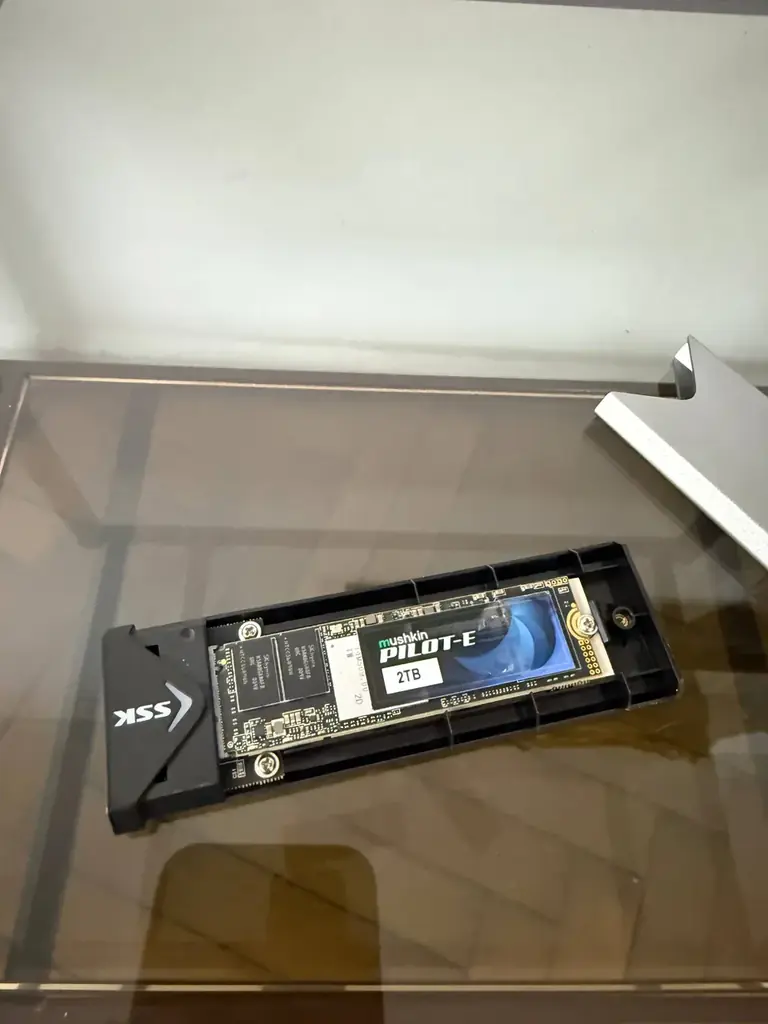 NVME SSD 2TD + case