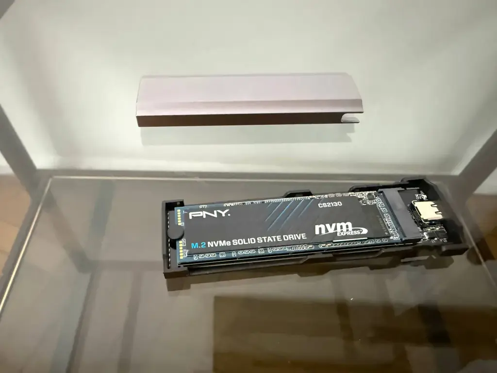NVME SSD 1TB + Case