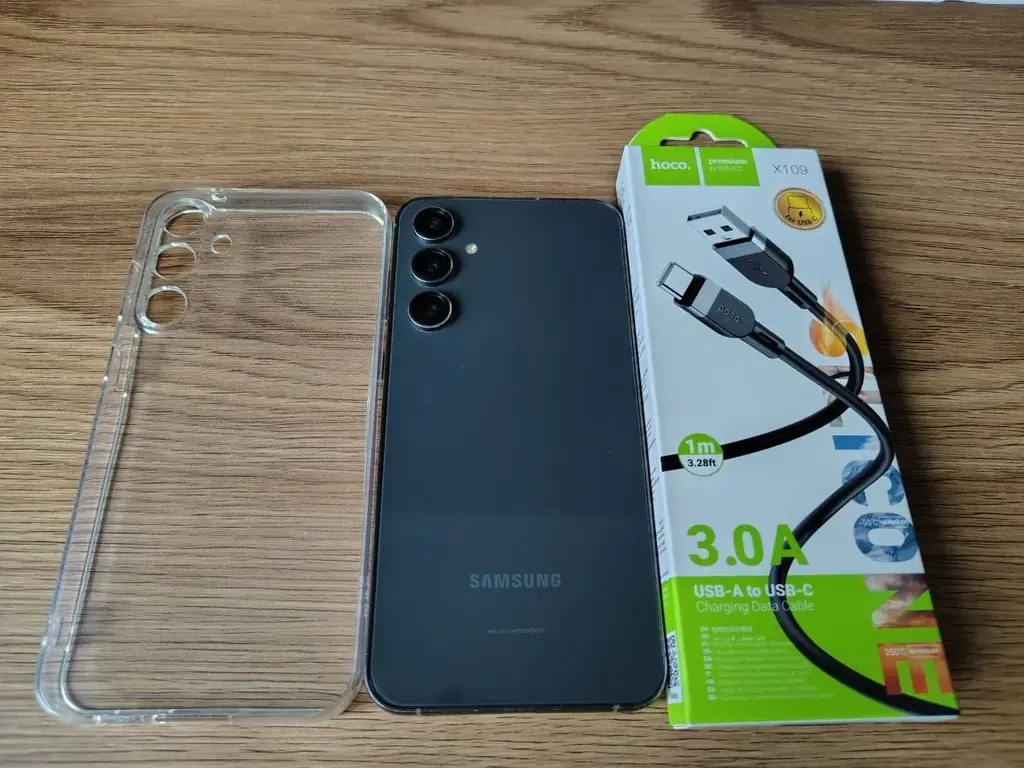 Samsung s23 fe наклеено защитное стекло. В очень хорошем состоянии 650 лари