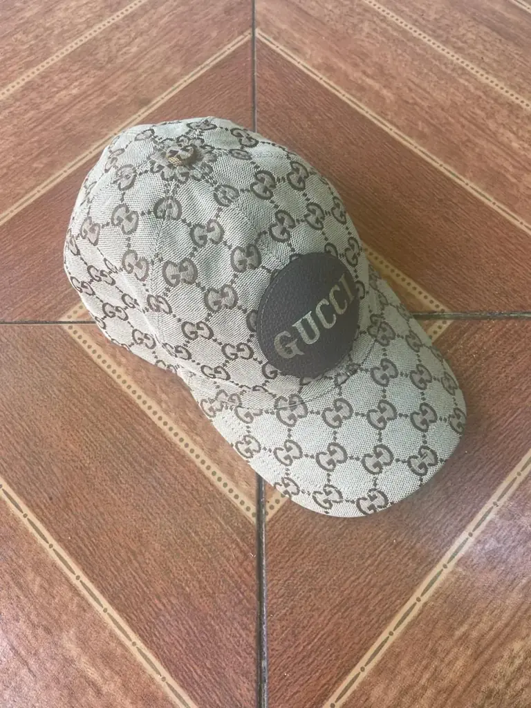 Продаётся оригинальная кепка Gucci с фирменным монограммным узором GG. Стильная и узнаваемая модель…
