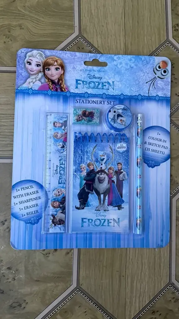 Этот набор канцелярии Disney Frozen включает в себя блокнот, карандаш с ластиком, точилку, ластик и…