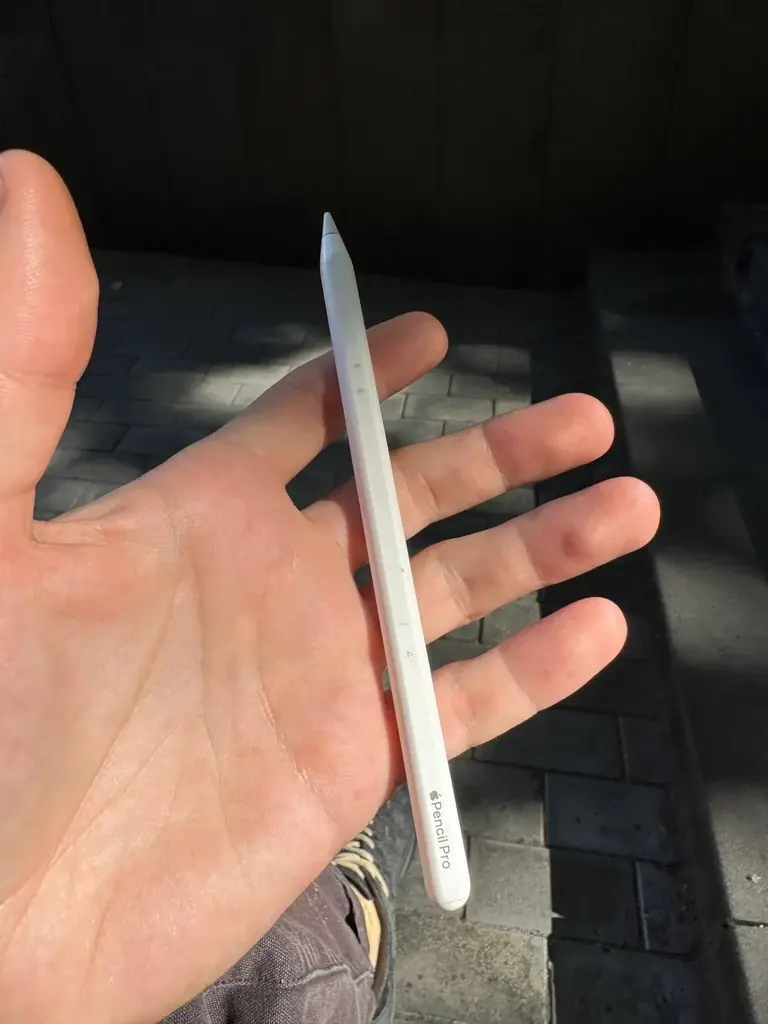 Продам Apple Pencil Pro. Чуть видны следы использования.