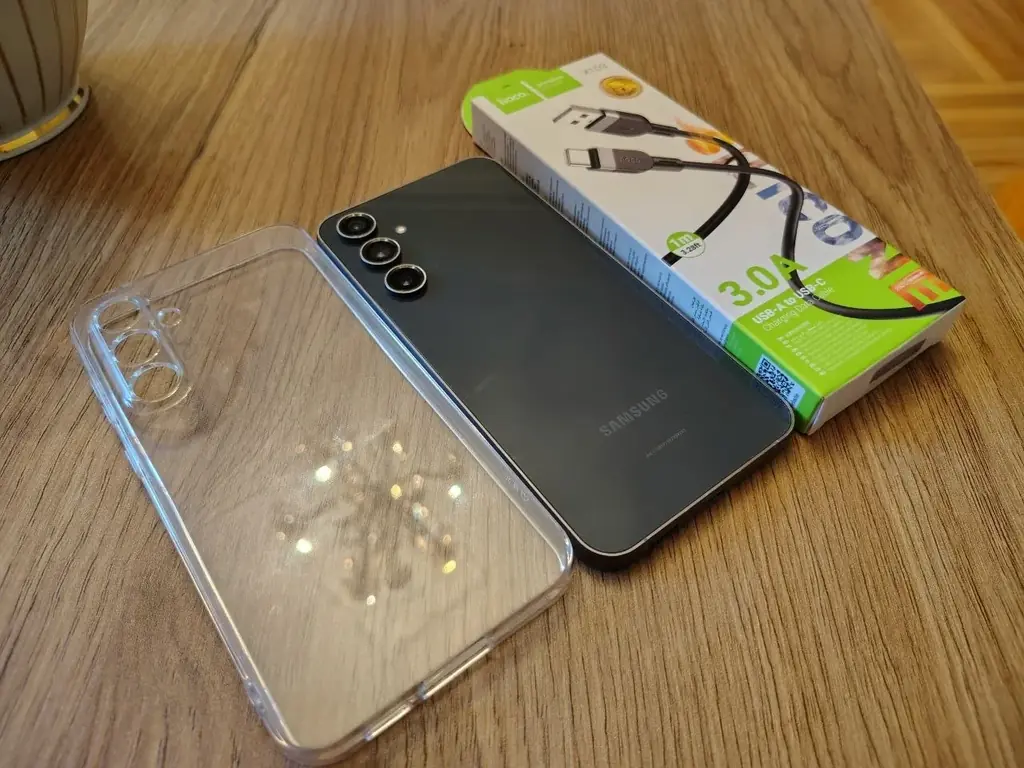Samsung S23 FE наклеено защитное стекло, в очень хорошем состоянии 650 лари