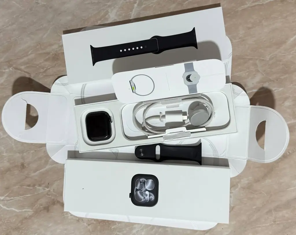 Apple Watch Series 11 GPS 42 мм, корпус из черного алюминия, с черным спортивным ремешком. В идеаль…