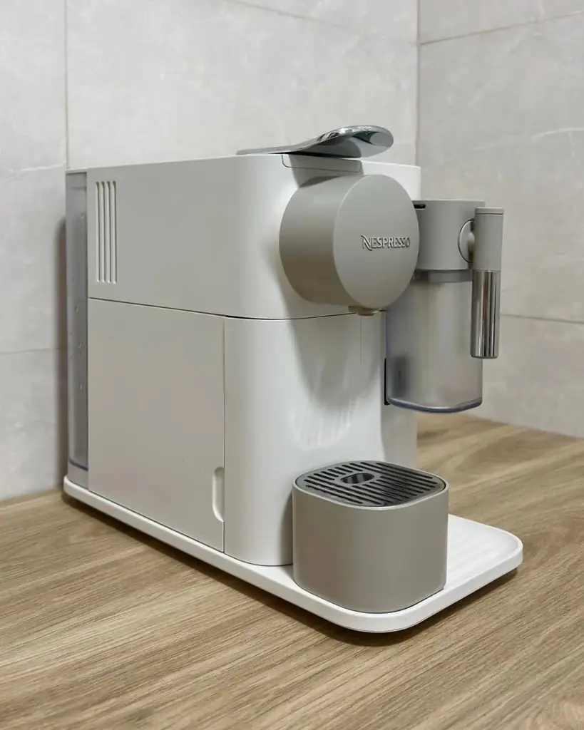 Продаю Nespresso De'Longhi Lattissima One в отличном состоянии! Идеальна для капучино и латте в одн…