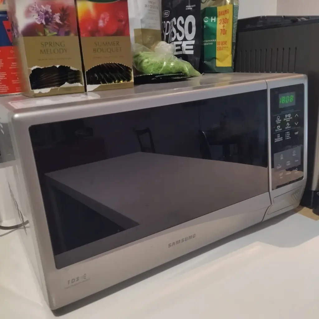 Микроволновка Samsung в полностью рабочем состоянии. Размеры 49*31*28. Коробка и документация не со…