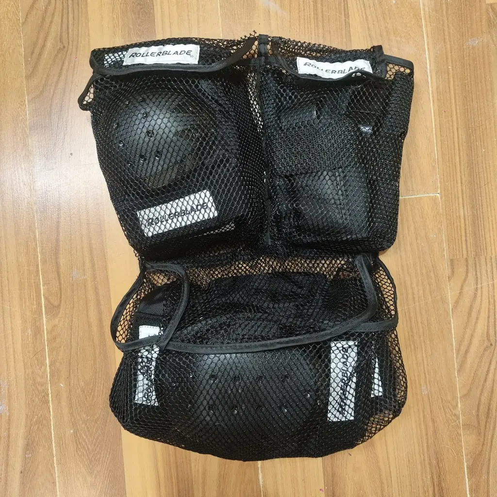 Продам защиту для роликов комплектом, локти-колени Rollerblade, запястья Rekd,  размер "М". Состоян…
