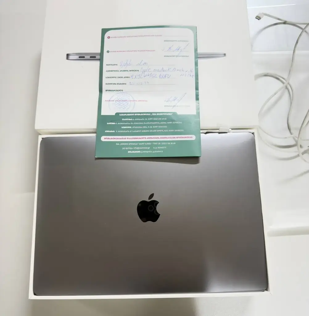 MacBook Air (чип M1, 13 дюймов, серый цвет, 8 ГБ ОЗУ, SSD 256 ГБ); полная комплектация, включая гар…