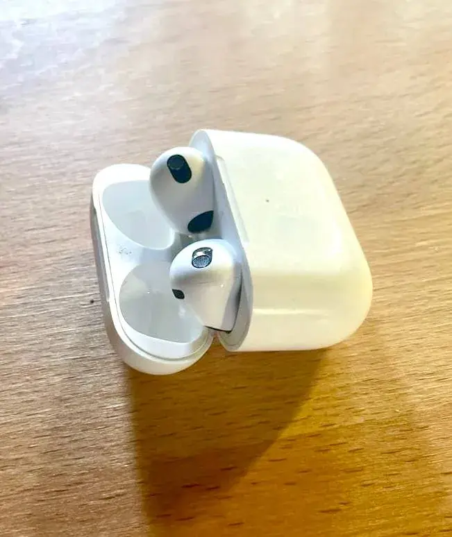 ОригинальныеApple AirPods 3 -- кейс и две пары наушников