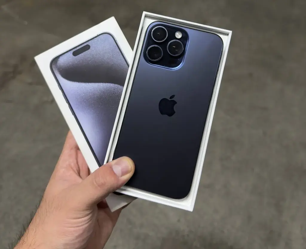 iPhone 15 Pro Max синего цвета (256 ГБ, SIM + eSIM). Состояние идеальное: никаких дефектов или цара…