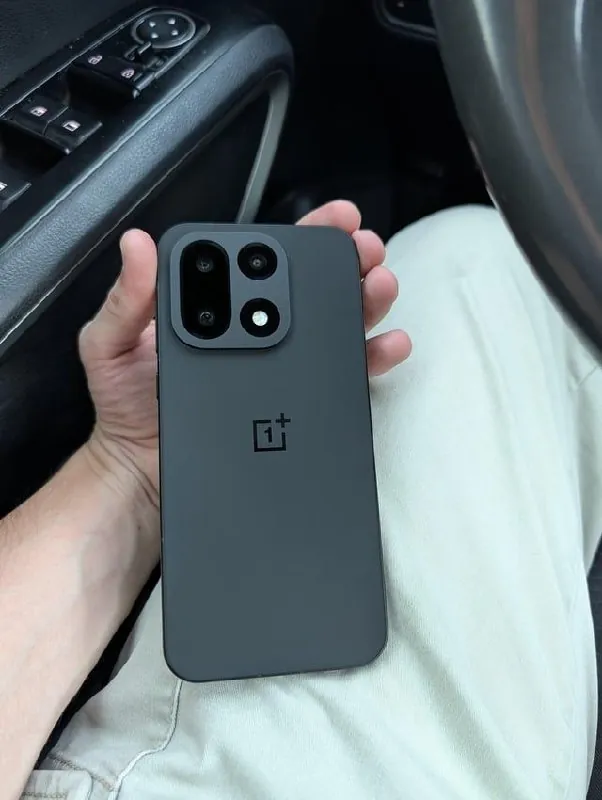 📱 Продам OnePlus 15 (12/256 ГБ) CN version, цвет черный.