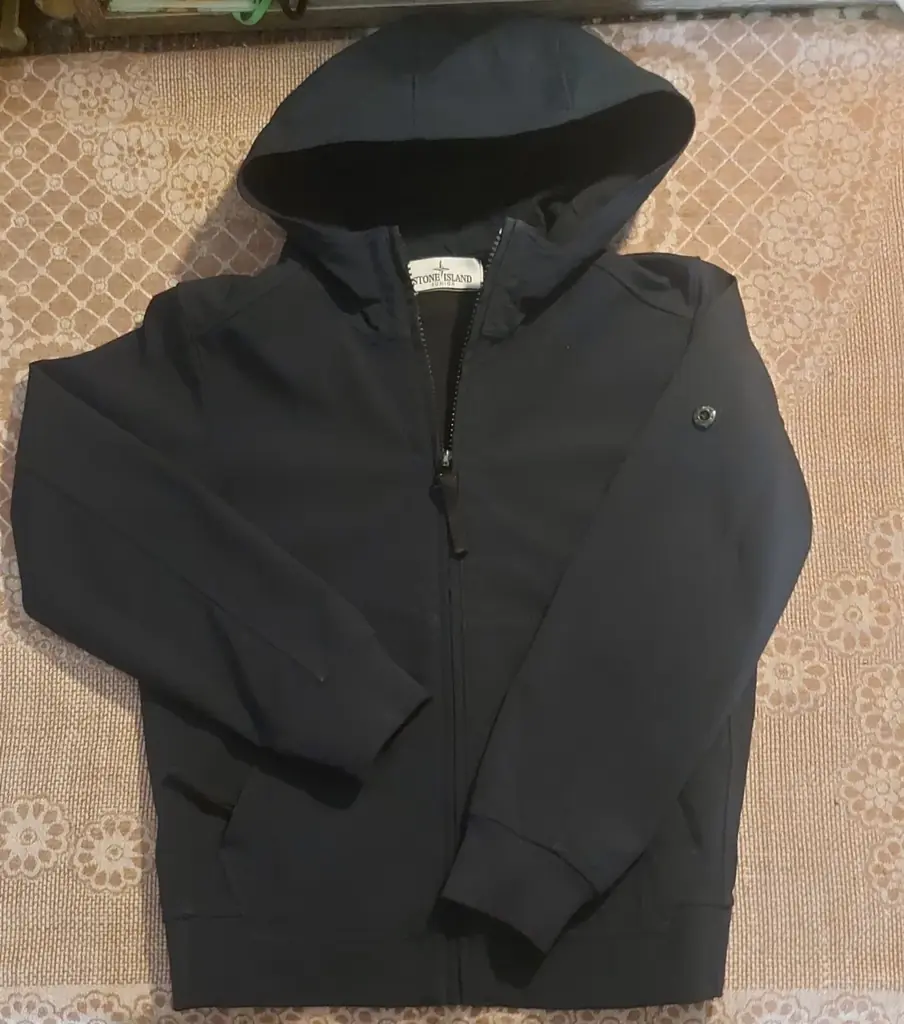 Stone Island, ветровка,100 лари.