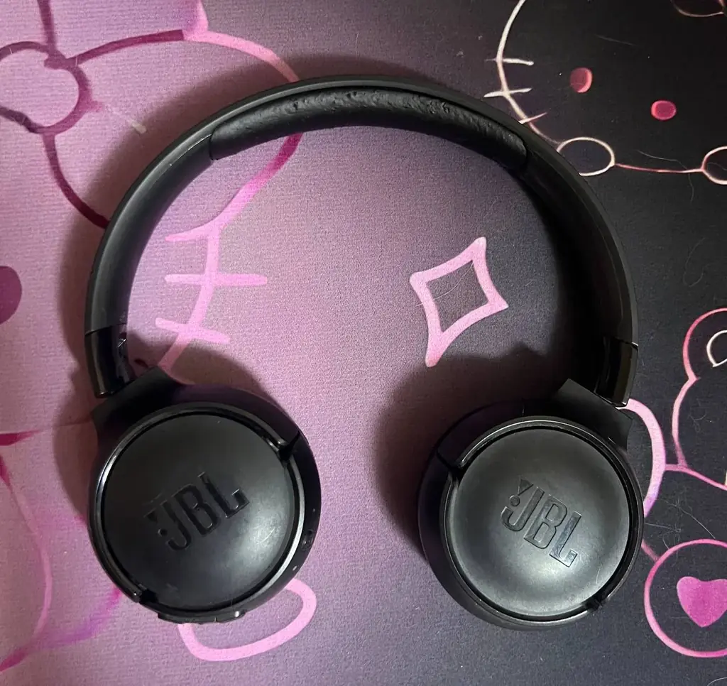 Продаю наушники JBL TUNE 520BT, состояние 9/10, немного поношенные амбушюры, в остальном работают и…