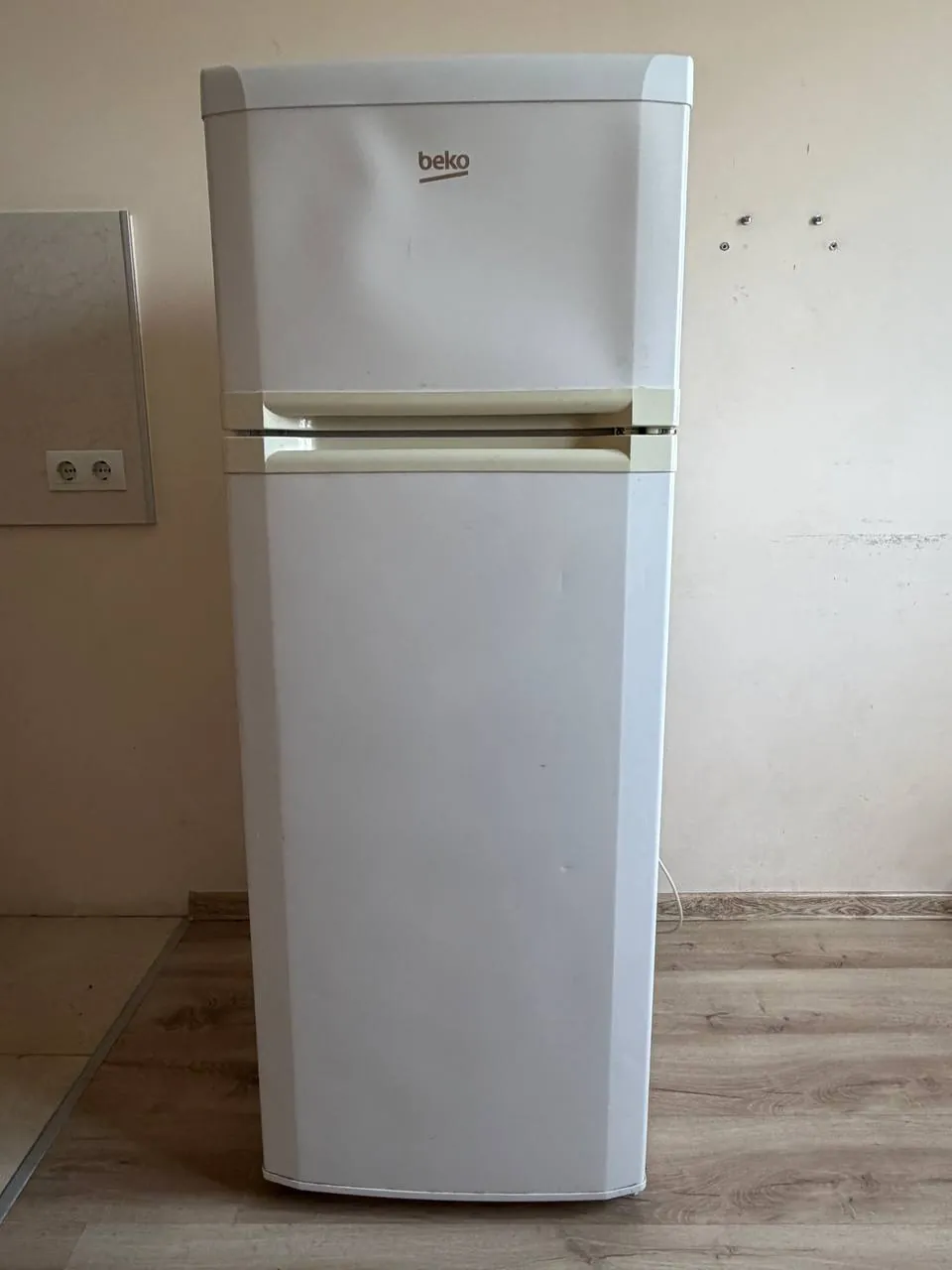 Холодильник beko, полностью исправен. Размеры 143х54х54 см. Самовывоз самгори-исани. 300 лари