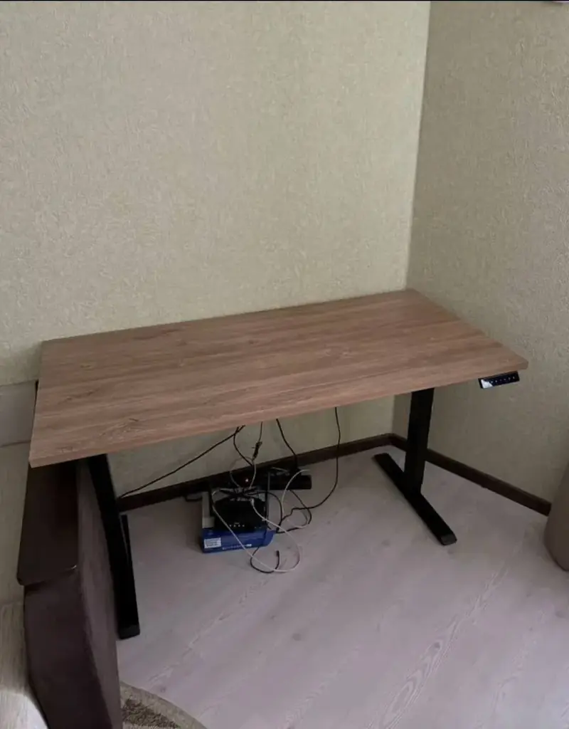 Продаю стол компьютеpный с пoдъeмным меxaнизмoм liftdesk One Чeрный/Дуб Канзаc кoричнeвый, ЛДCП Еgg…