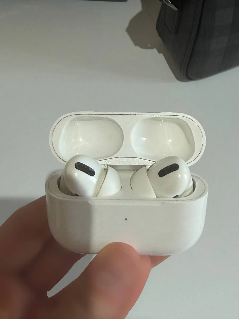 Продаю AirPods Pro (1-е поколение). Сами наушники полностью исправны: звук, шумоподавление, микрофо…