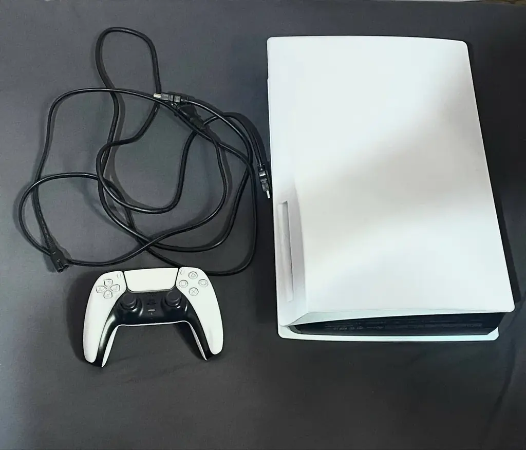 Продаю PlayStation 5 (PS5) с дисководом, в комплекте: