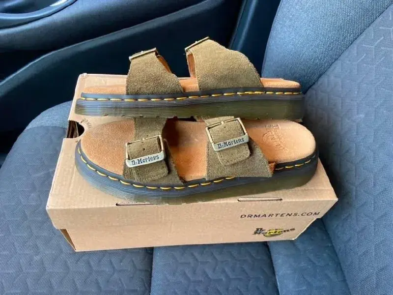 1. Продаются Dr. Martens Voss II