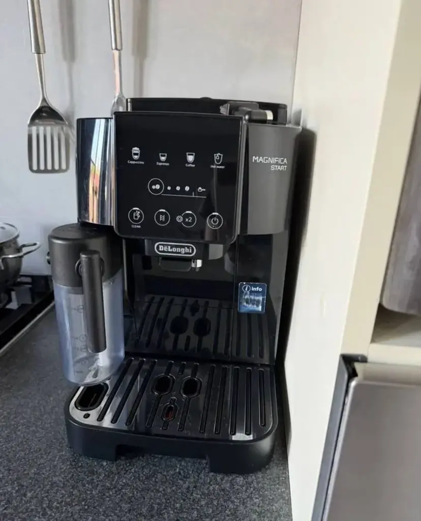 Продам кофемашину delonghi magnifica start
