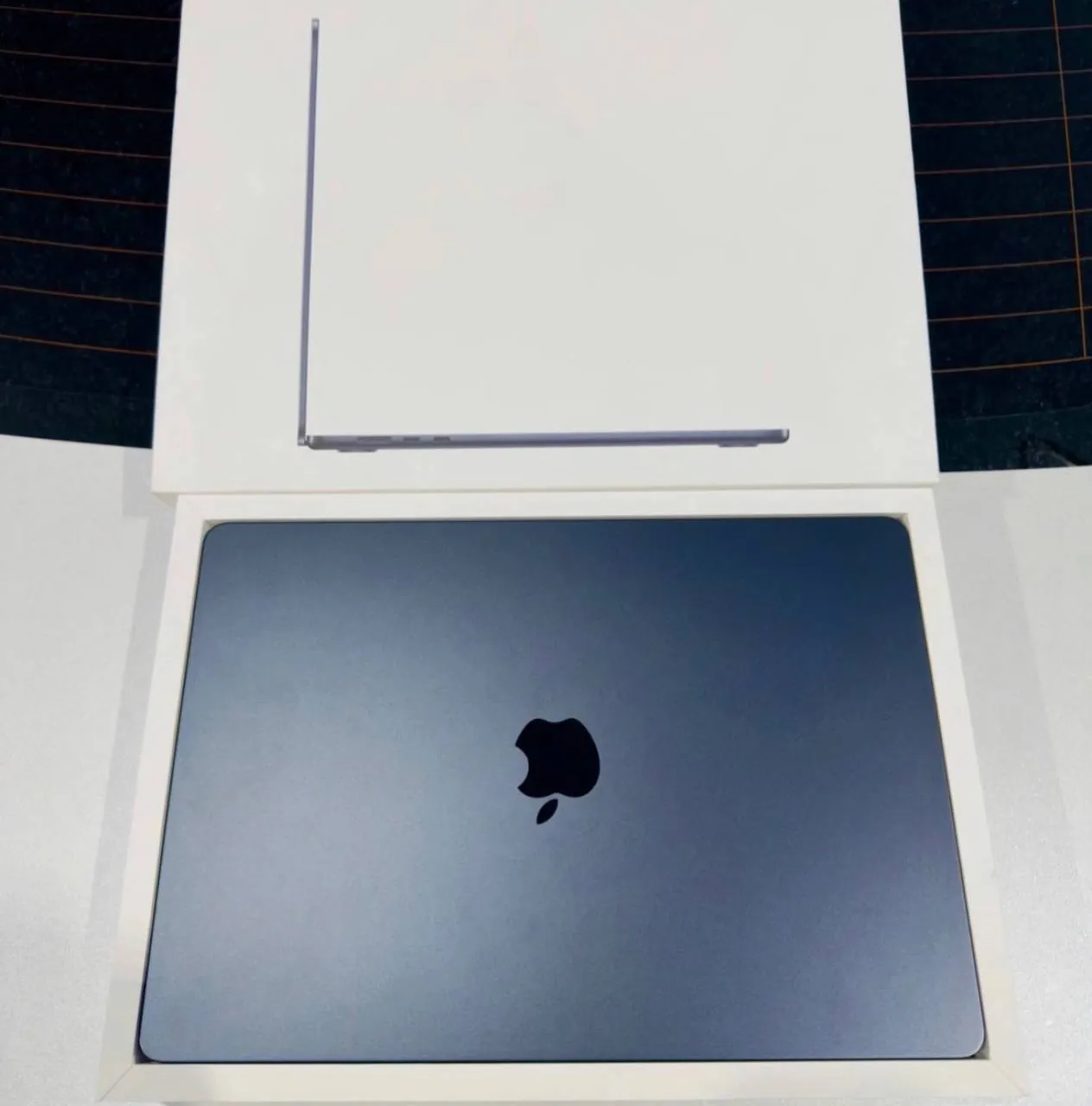 MacBook Air 13,6 дюйма (2025 г.), чип M4, 16 ГБ ОЗУ, SSD 256 ГБ, цвет Midnight. Состояние нового: е…