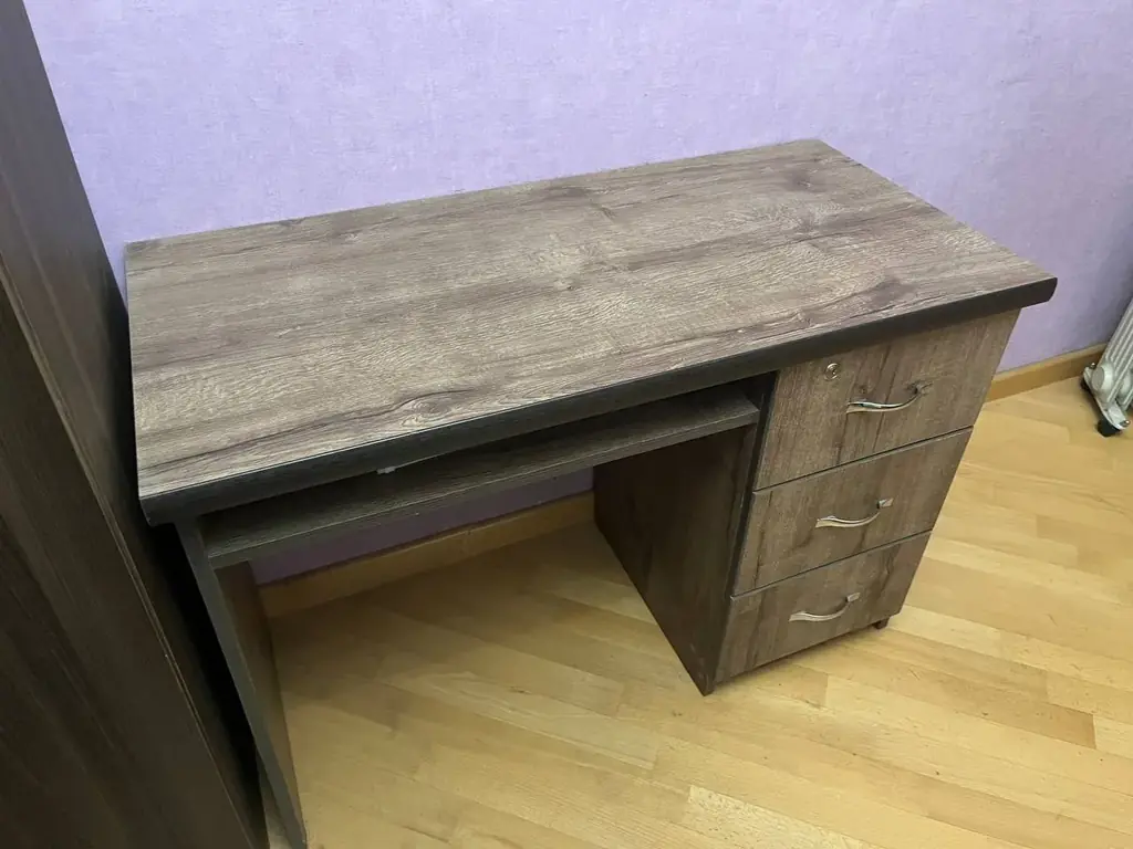 Продам письменный стол с 3 ящиками и одним под столом, в хорошем состоянии как новый