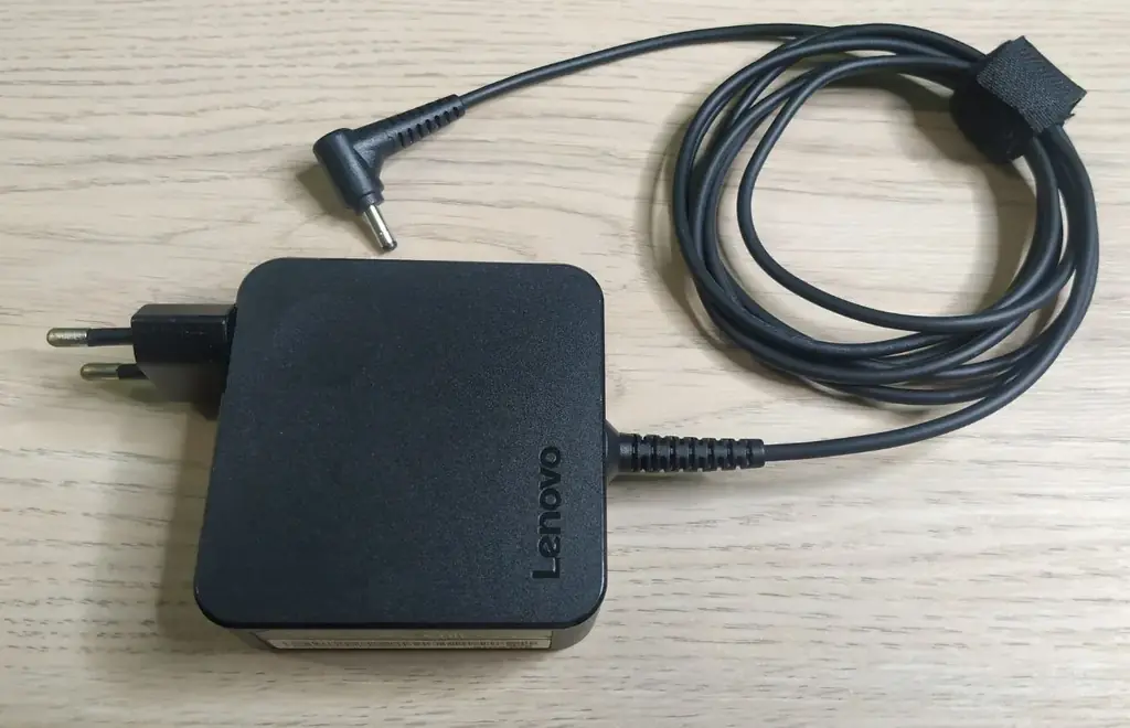 Продам зарядник для ноутбука Lenovo.