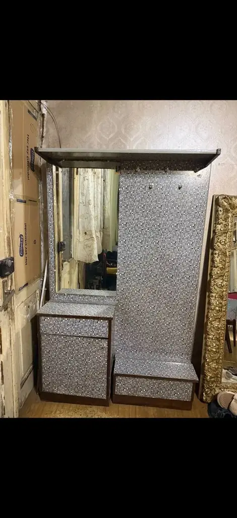 зеркало вешалка и место для хранения