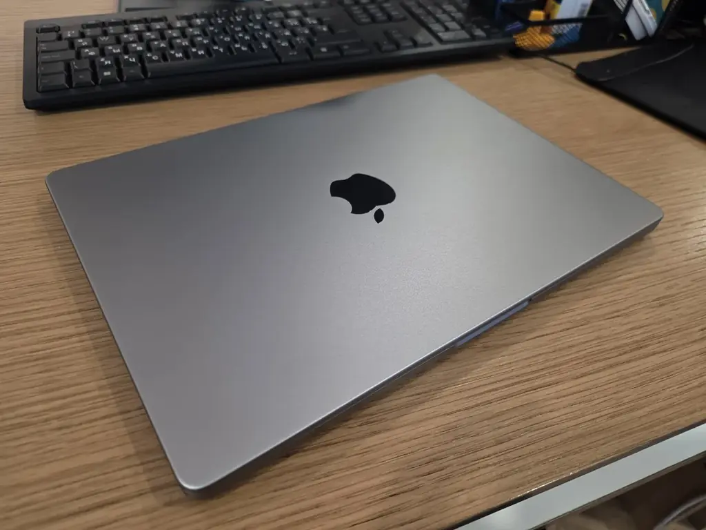 Продаю Macbook Pro M3 (2023 года) 512 гб встроенной и 8 гб оперативной памяти