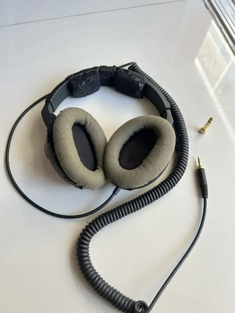 Студийные наушники Sennheiser HD 280 Pro, закрытые, хорошо глушат шум. Витой кабель 3.5 мм и перехо…
