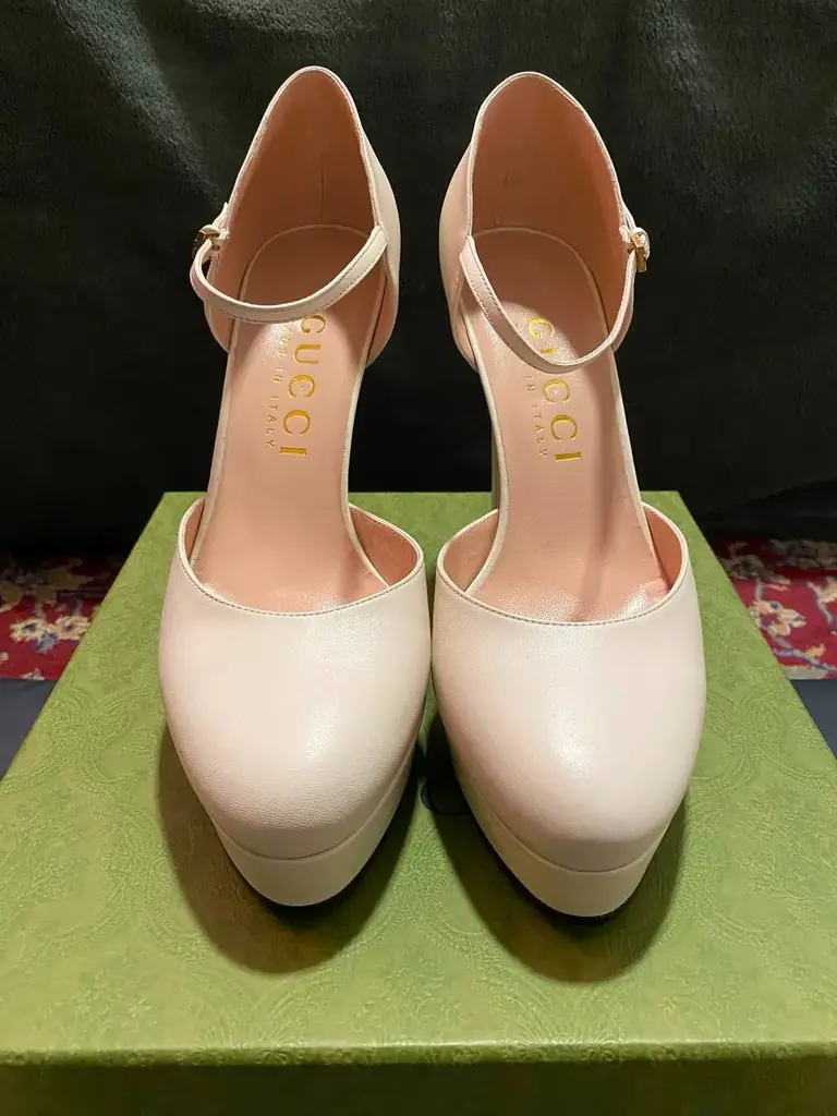 Оригинальные женские туфли Gucci на каблуке из элегантной кожи нежно-розового/бежевого цвета.