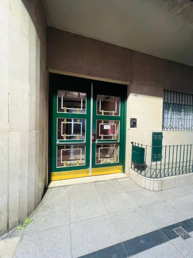 Сдаётся 4-комнатная квартира в Реколета, в квартале от Alto Palermo.