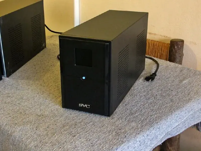 Источник бесперебойного питания (ИБП) SVC V-3000-LCD-Eu 3000VA (1800W) — профессиональный ИБП, обес…