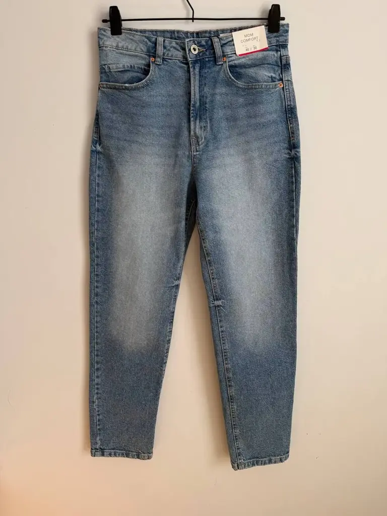Джинсы, модель Mom Fit.