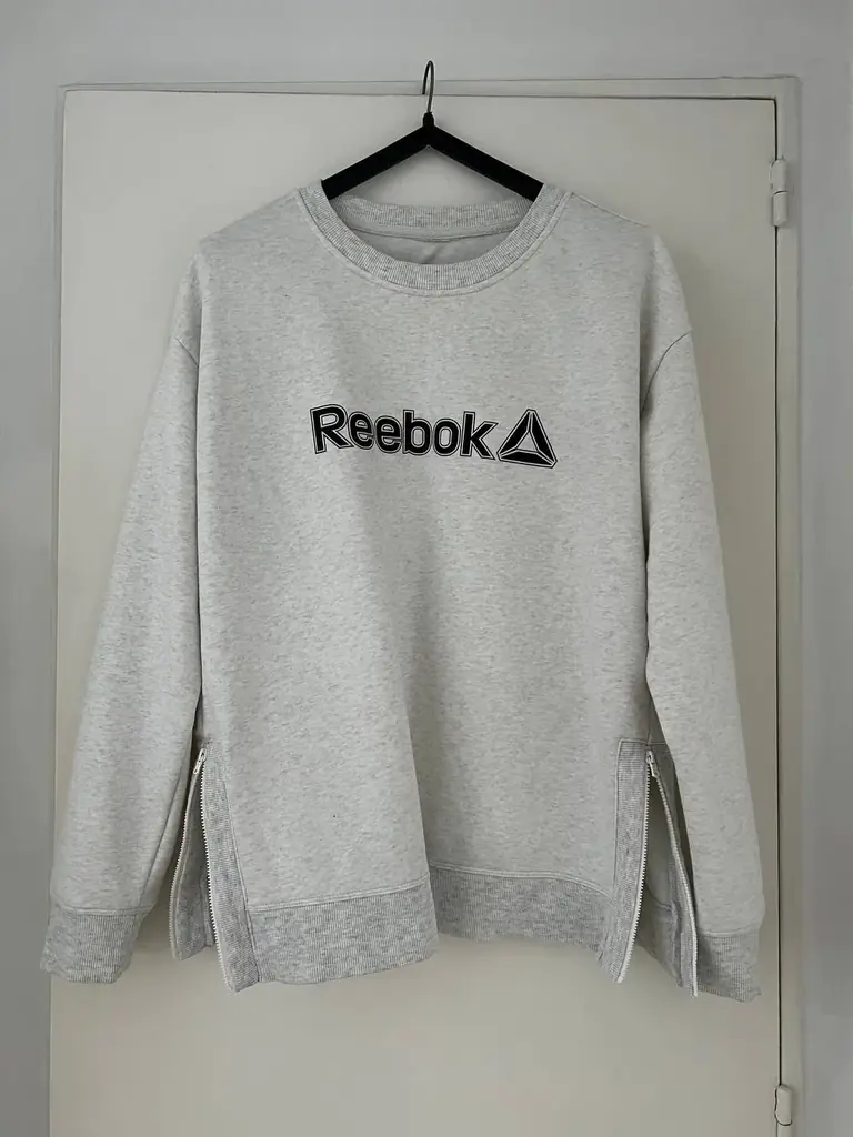 ПРОДАМ унисекс свитшот/толстовку без капюшона от американского бренда Reebok в идеальном состоянии.