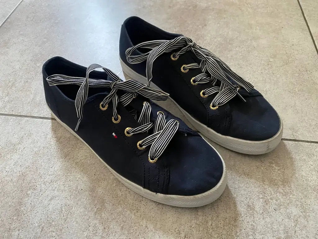 Текстильные кеды Tommy Hilfiger темно-синего цвета. Размер: 39 EUR / 25 см.