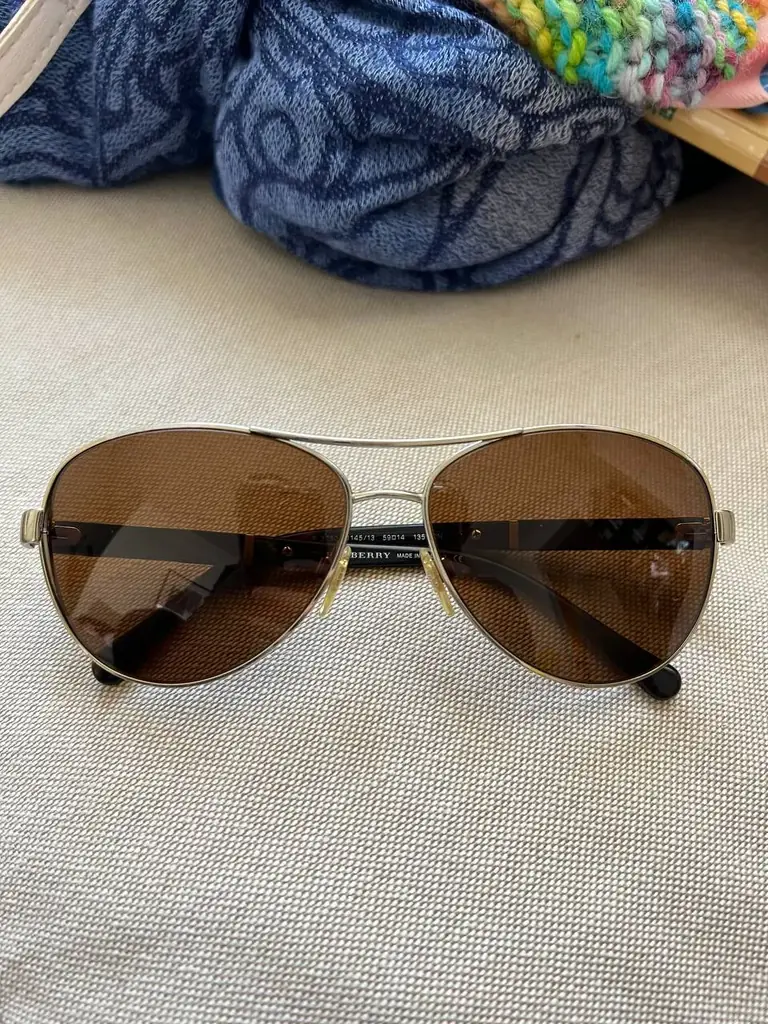 ПРОДАМ солнцезащитные очки от английского люксового бренда Burberry в отличном состоянии.