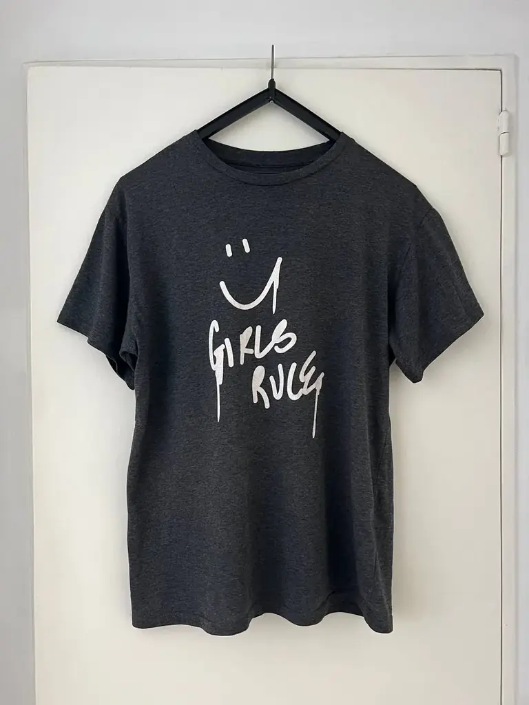ПРОДАМ женскую футболку с надписью Girls Rule в отличном состоянии.
