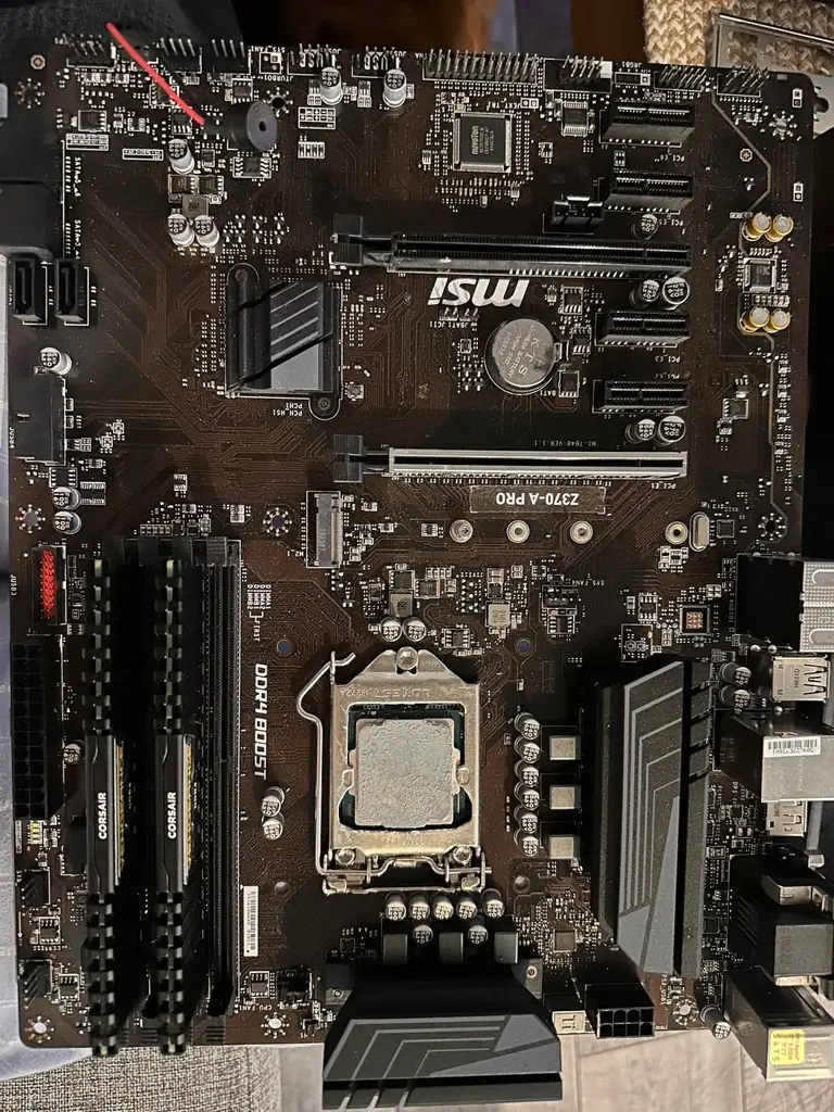 Продаю материнскую плату MSI Z370-A PRO в хорошем состоянии.