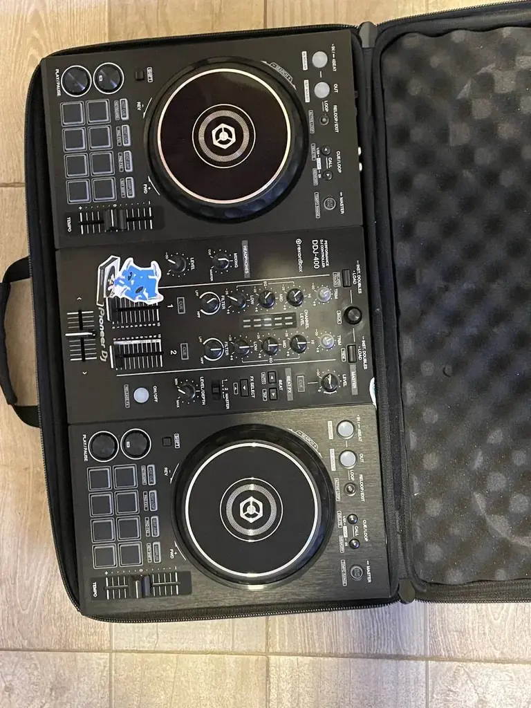 продаю диджей контроллер Pioneer DDJ-400. работает с софтом rekorbox, состояние хорошее, все работа…