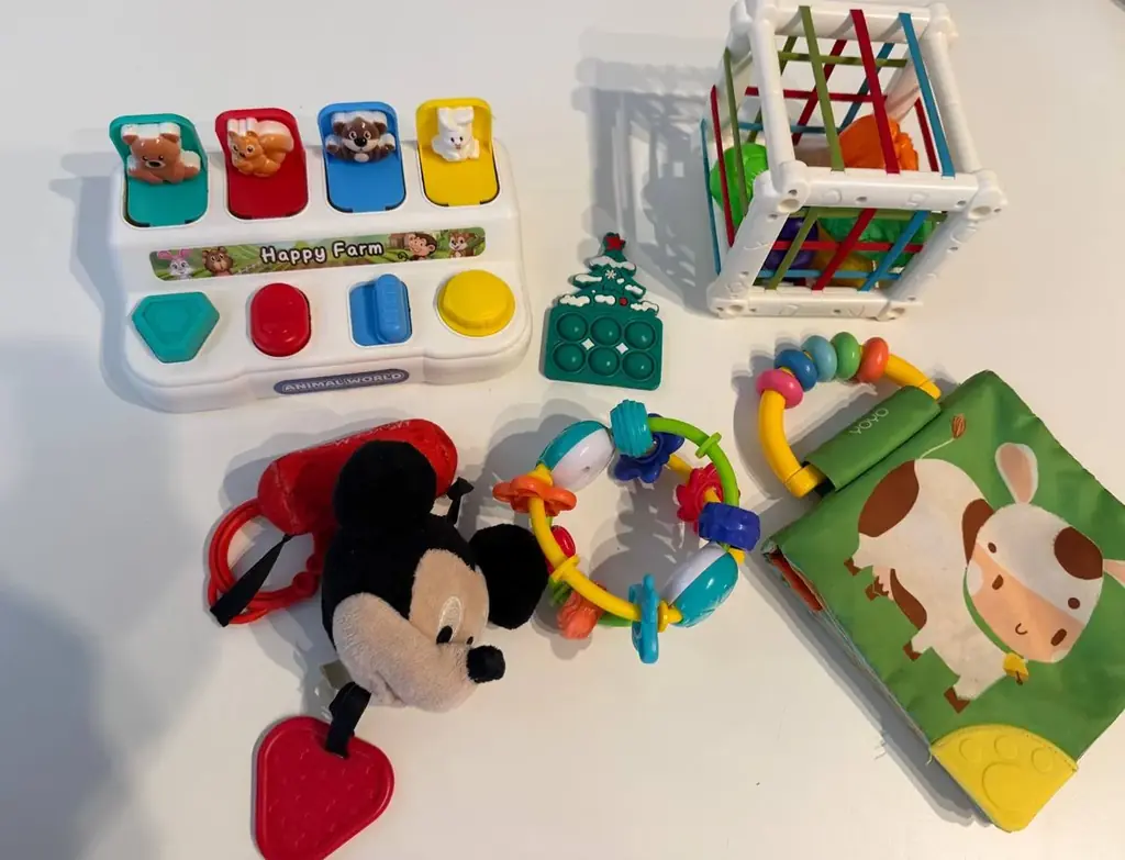 Продаю игрушки для малыша +0 и до 1 года, всё, что на фото:
