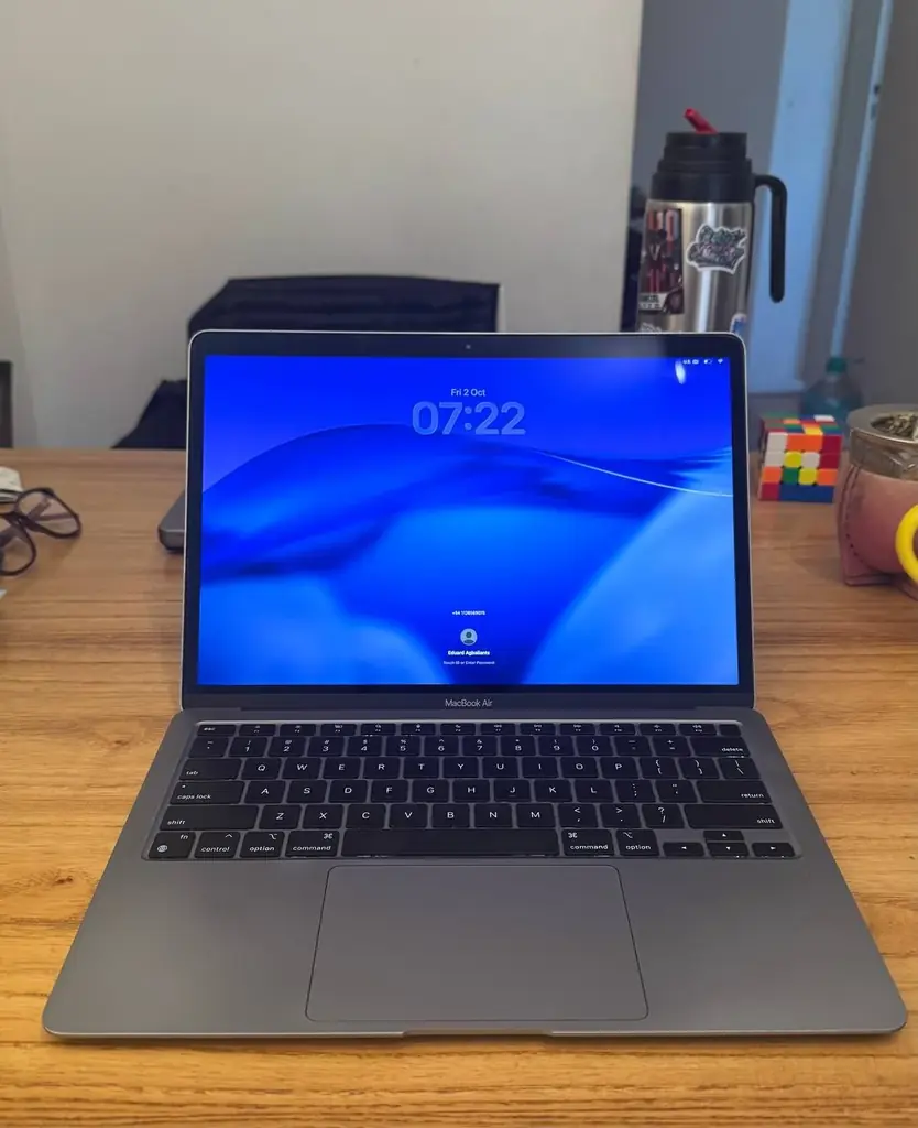 Продаю MacBook Air M1 — 8/256 ГБ, Space Gray