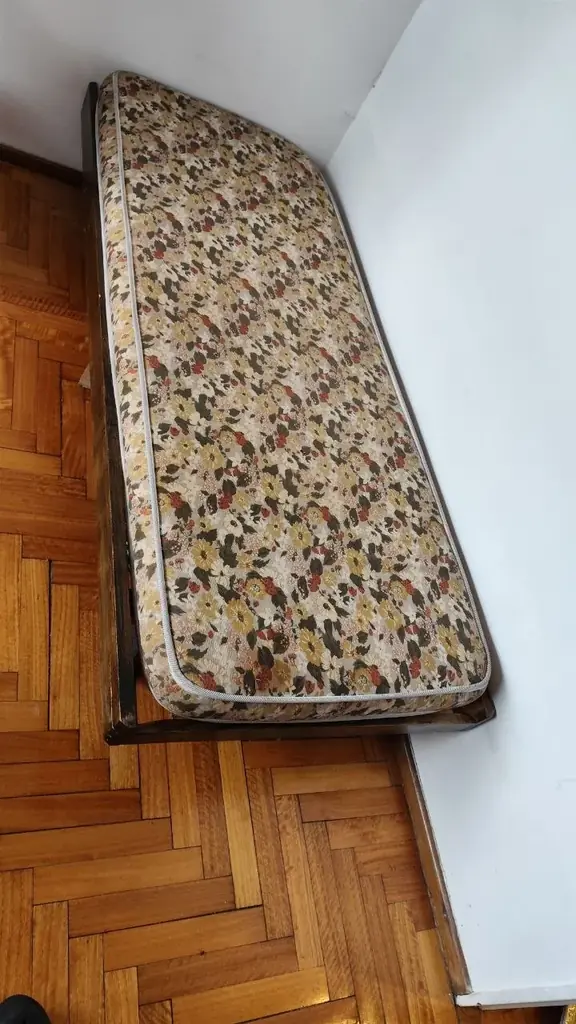 Кровать (матрас + основание) 10$. Стояла в кабинете, не спали на ней.